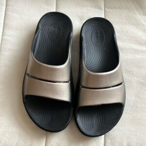 Oofos Luxe latte metallic slide